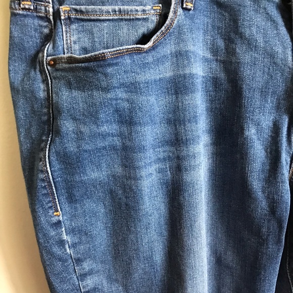 Levi’s Plus Size Denim Blue Jeans Cropped Cuffed Medium Wash Women’s 22W - Picture 6 of 6